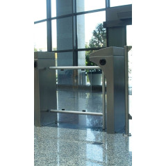 Portillon PMR en inox avec aile en plexiglas – Contrôle d’accès sécurisé